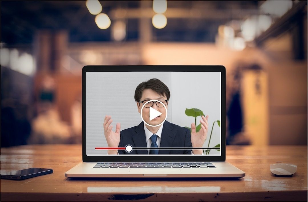 ノートPCで配信映像を視聴する様子